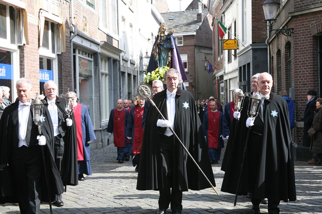 Broederschap van Onze Lieve Vrouwe te Maastricht onder leiding van Maarten Marres als deken van de broederschap tijdens processie in 2008