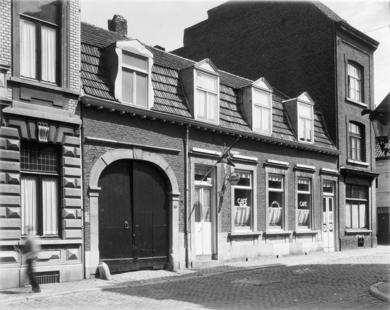 Onze Lieve Vrouweplein 5 en cafe-ca 1930