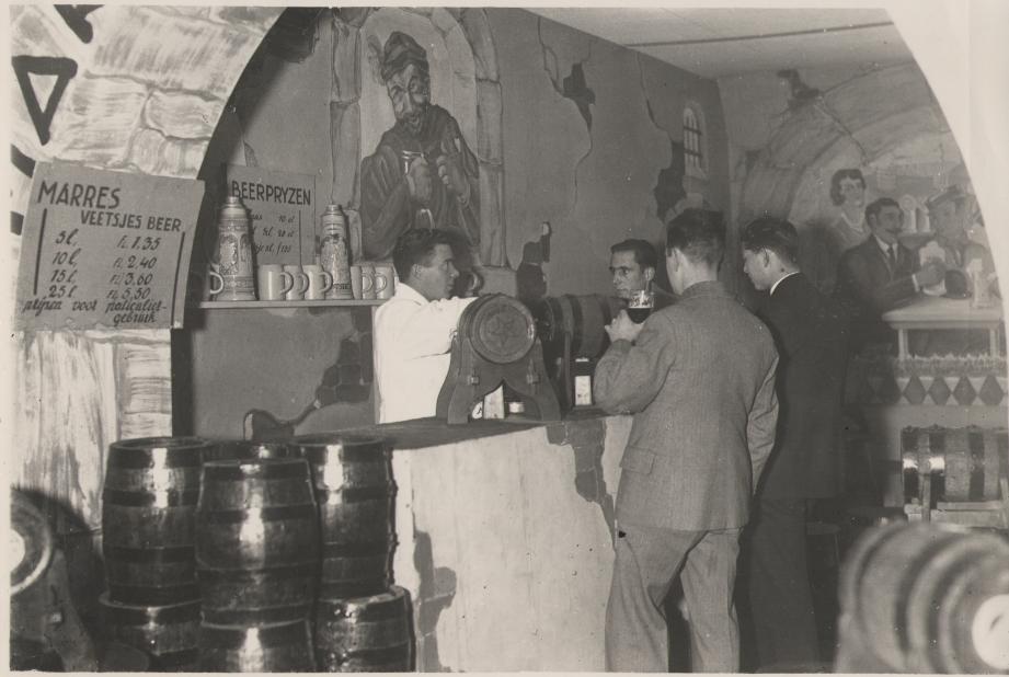 Bierbeurs te Roermond omstreeks 1935