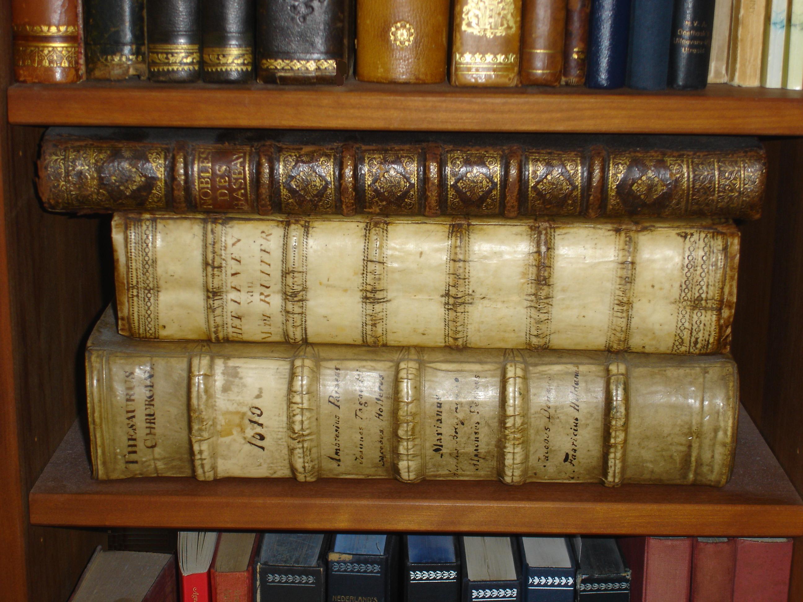 Boekenplank met oude medische en genealogische literatuur