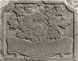 Gevelsteen van het Pannenhuis met het wapen van Jan van Geleen
