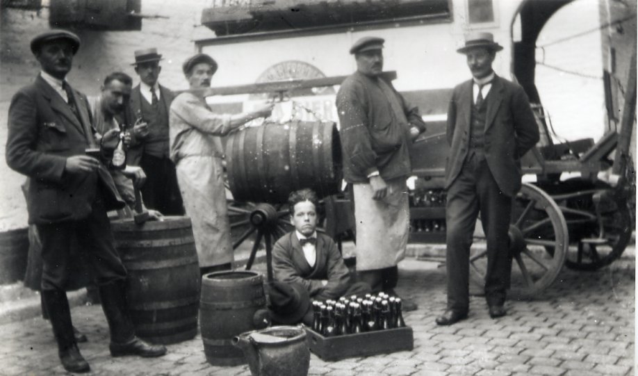 Personeelsleden van de brouwerij Eugne Marres omstreeks 1918.