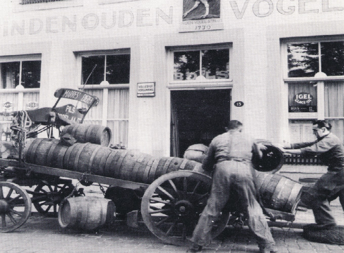 Biervaten afladen bij De Vogel Struys