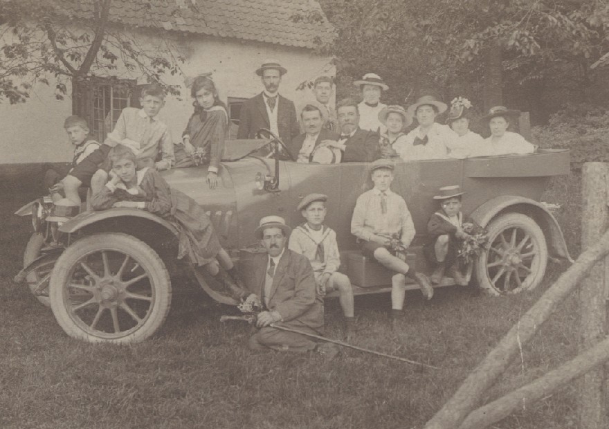 Het gezin Marres-Roebroech in de nieuwe Panhard in 1918